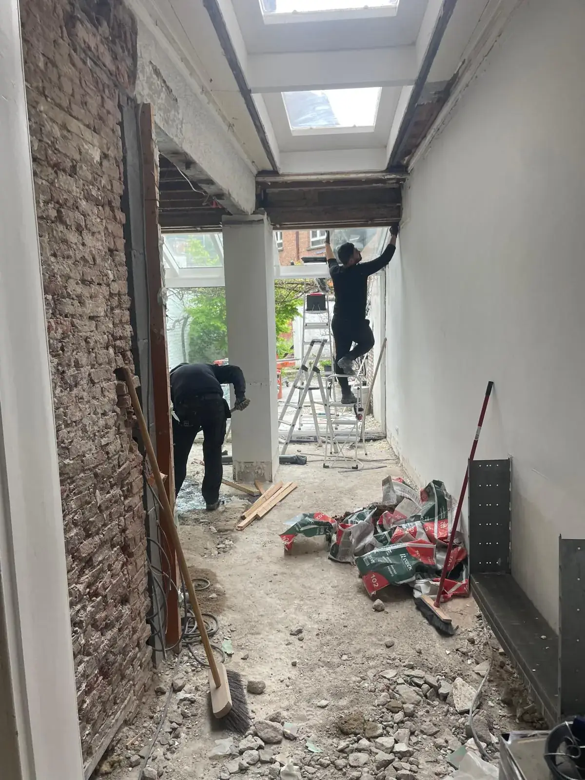 Team aan het werk tijdens demolitie achterbouw