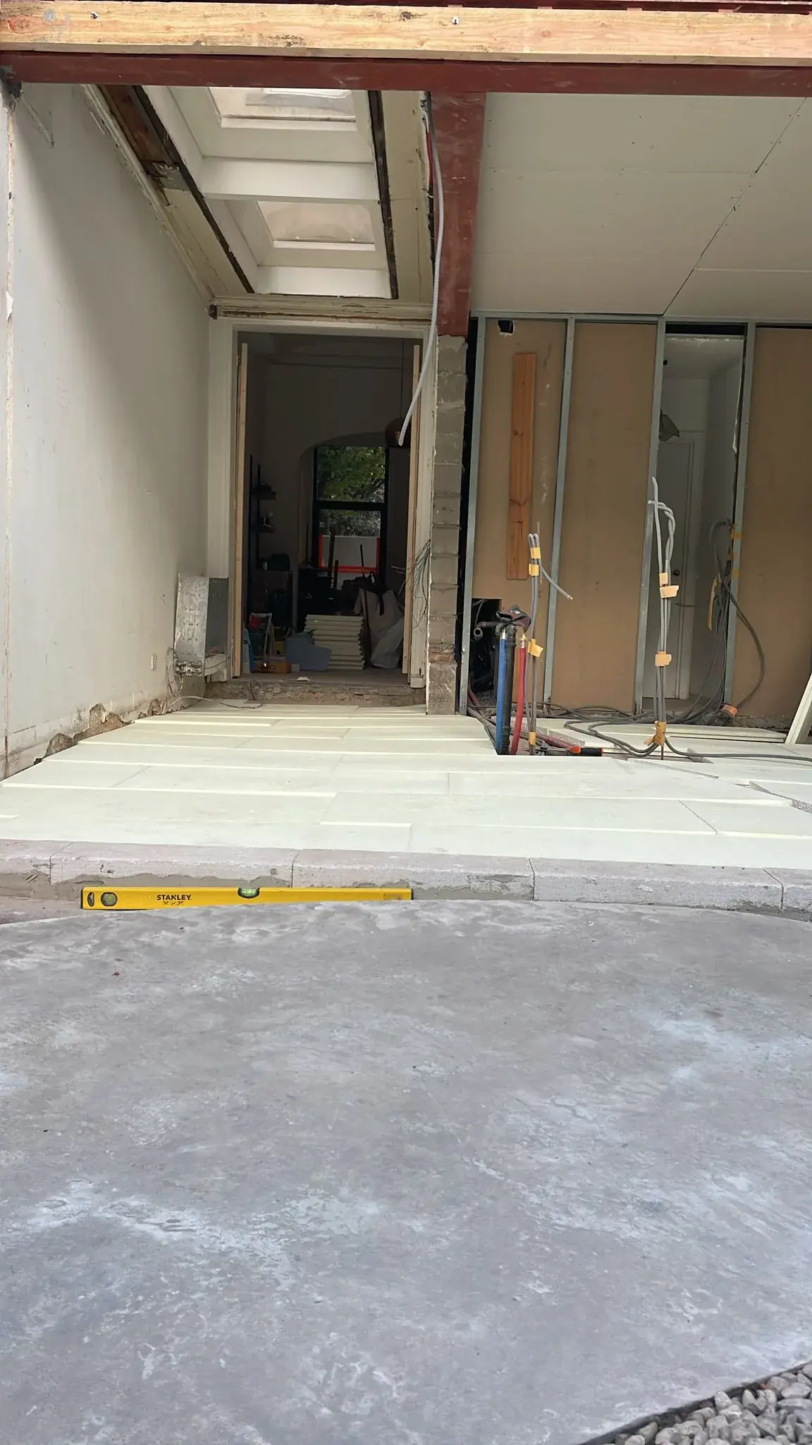 Betonnen ondervloer en ruwbouw klaar