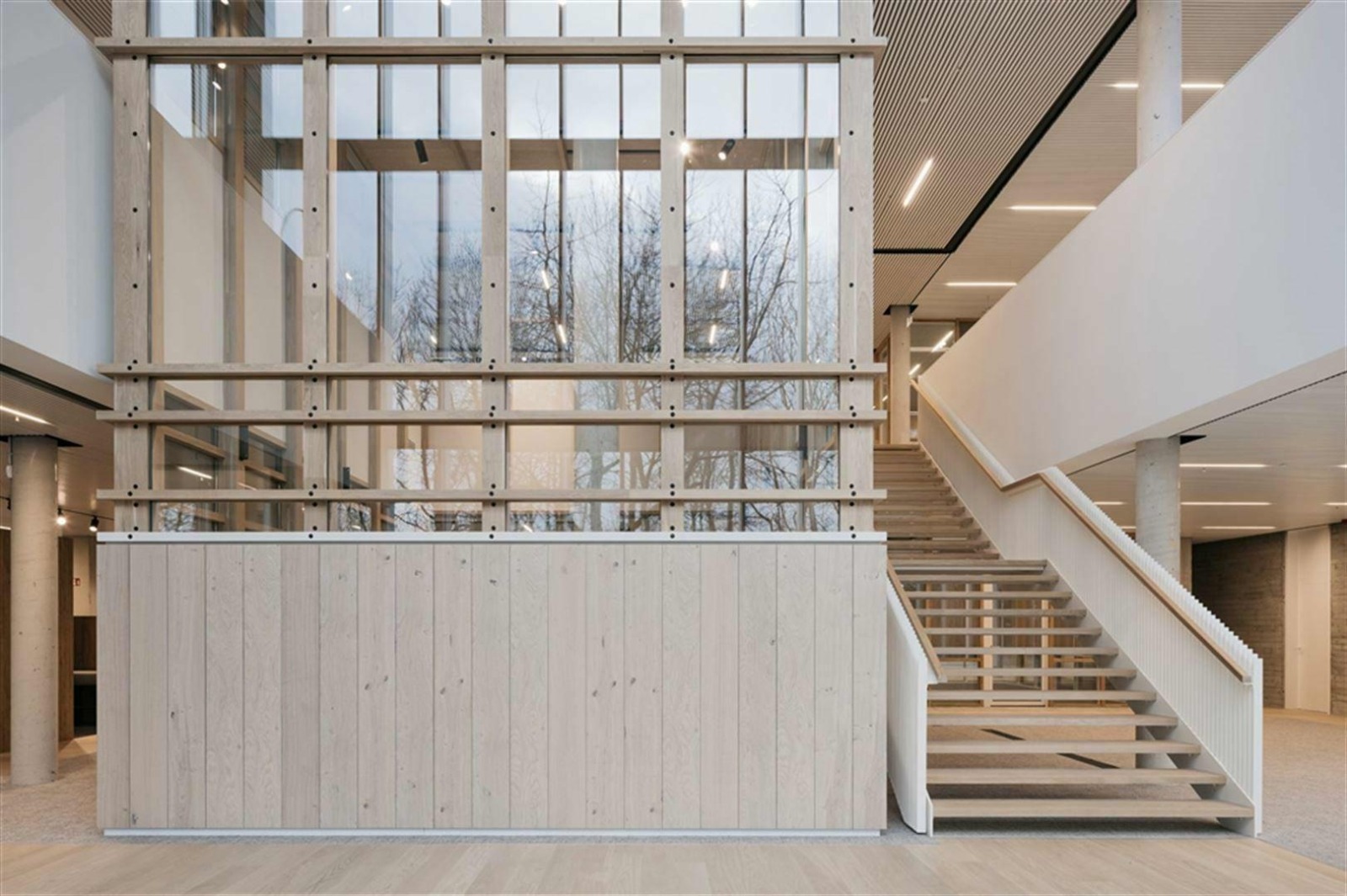 Cronos Linkeroever - trapzone met glazen wand en afwerking